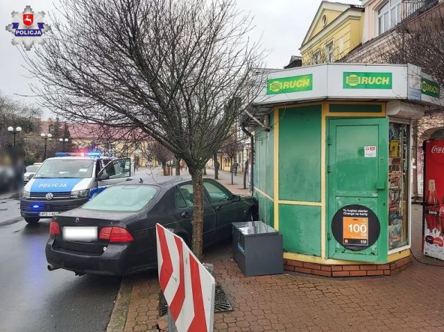 Wjechał saabem w kiosk. Test wykazał narkotyki w organizmie kierowcy (zdjęcia)