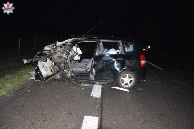 Czołowe zderzenie dwóch pojazdów na trasie Piaski – Chełm. Jedna osoba trafiła do szpitala (zdjęcia)