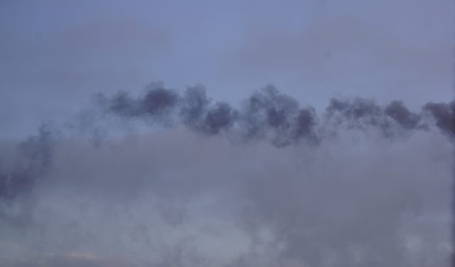 Czarny dym nad Lublinem z komina elektrociepłowni. „Trwa kalibracja systemu pomiaru emisji zanieczyszczeń” (zdjęcia)