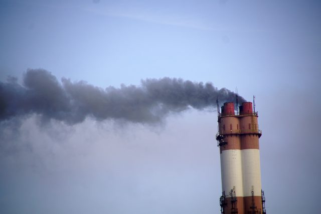 Czarny dym nad Lublinem z komina elektrociepłowni. „Trwa kalibracja systemu pomiaru emisji zanieczyszczeń” (zdjęcia)