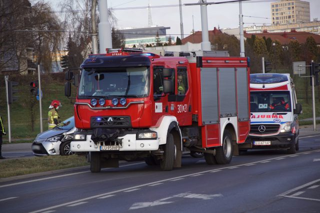 Zderzenie subaru z toyotą na skrzyżowaniu w Lublinie (zdjęcia)