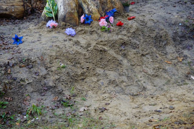 Kapliczka została zdewastowana, a następnie podpalona. Wciąż trwają poszukiwania sprawcy tego czynu (zdjęcia)