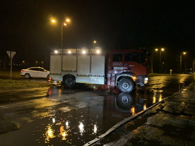 Zderzenie dwóch pojazdów na skrzyżowaniu w Lublinie. Są spore utrudnienia w ruchu (zdjęcia)