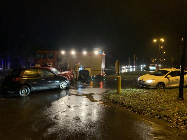 Zderzenie dwóch pojazdów na skrzyżowaniu w Lublinie. Są spore utrudnienia w ruchu (zdjęcia)