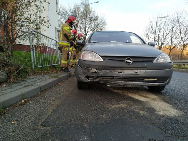 Stracił panowanie nad pojazdem, opel uderzył w barierki (zdjęcia)