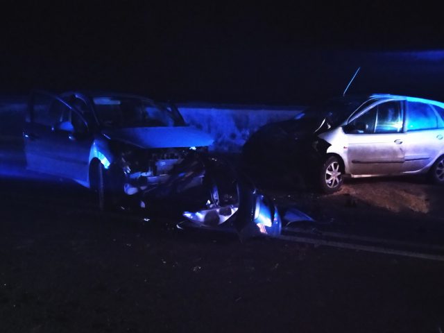 Nocny wypadek na trasie Lublin- Kraśnik. Czołowo zderzyły się dwa auta (zdjęcia)