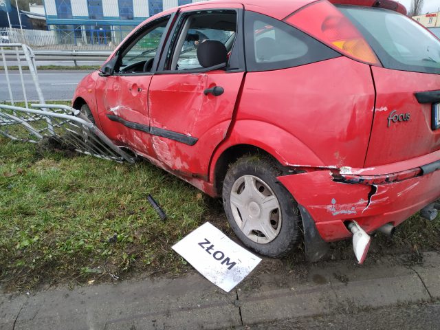 Przesadził z prędkością na łuku jezdni przy młynie Krauzego. Ford staranował barierki (zdjęcia)