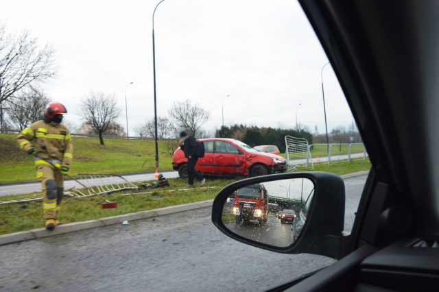 Przesadził z prędkością na łuku jezdni przy młynie Krauzego. Ford staranował barierki (zdjęcia)