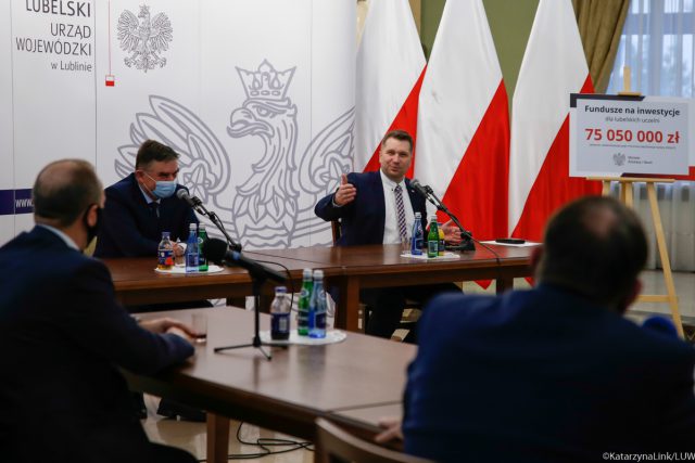 Przemysław Czarnek przekazał symboliczny czek na sumę 75 mln zł na inwestycje dla lubelskich uczelni (zdjęcia)