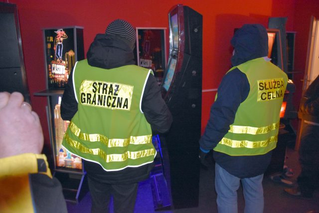 Nielegalne automaty do gier, poszukiwany i marihuana (zdjęcia)