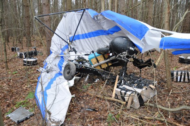 Nieudany zrzut nielegalnych papierosów z motolotni. Pilot trafił do szpitala (zdjęcia)