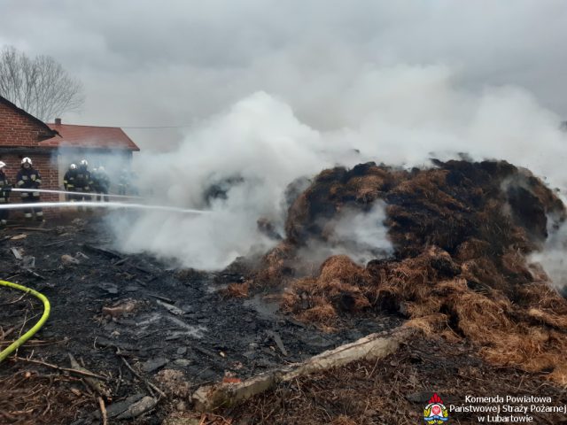 Kilka zastępów straży pożarnej gasiło pożar stodoły (zdjęcia)