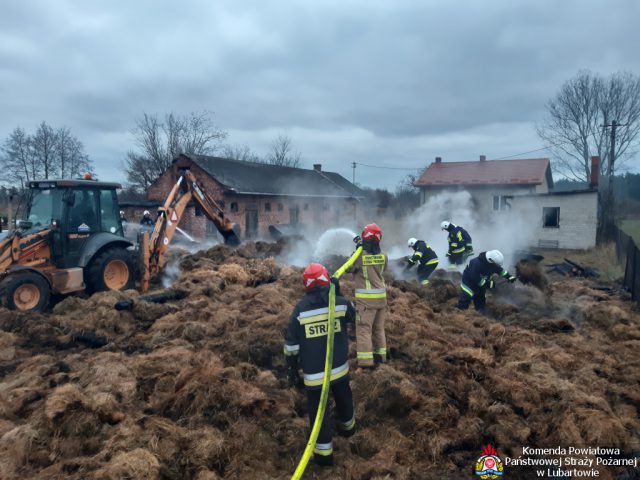 Kilka zastępów straży pożarnej gasiło pożar stodoły (zdjęcia)
