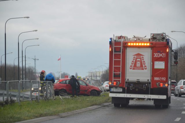 Przesadził z prędkością na łuku jezdni przy młynie Krauzego. Ford staranował barierki (zdjęcia)