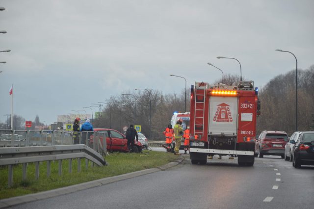 Przesadził z prędkością na łuku jezdni przy młynie Krauzego. Ford staranował barierki (zdjęcia)