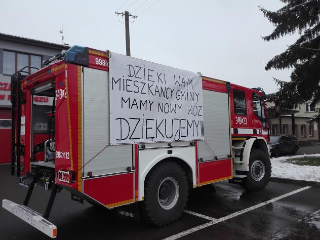 Mieszkańcy tłumnie poszli głosować, w zamian za to strażacy odebrali właśnie nowy wóz (zdjęcia)