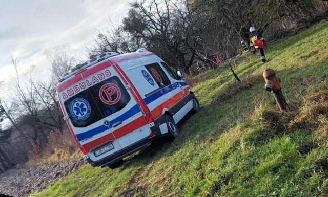 Po mężczyźnie przejechał ciągnik rolniczy. Poszkodowany w ciężkim stanie przetransportowany śmigłowcem do szpitala (zdjęcia)