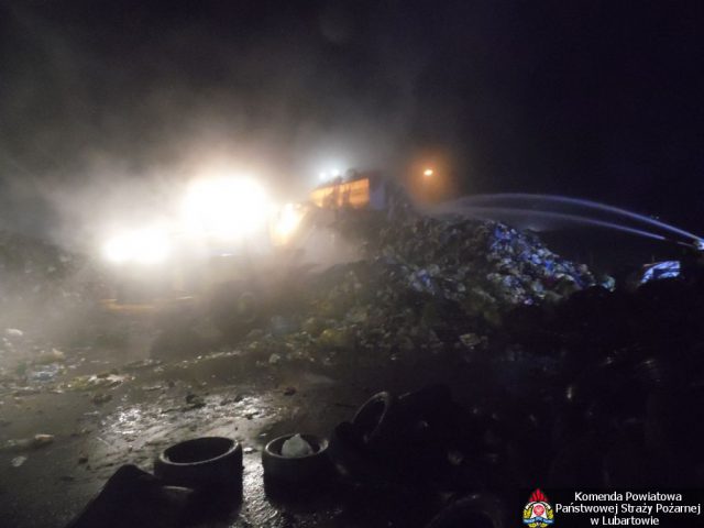 Nocny pożar w Zakładzie Zagospodarowywania Odpadów. Płonęła hałda przesortowanych śmieci (zdjęcia)
