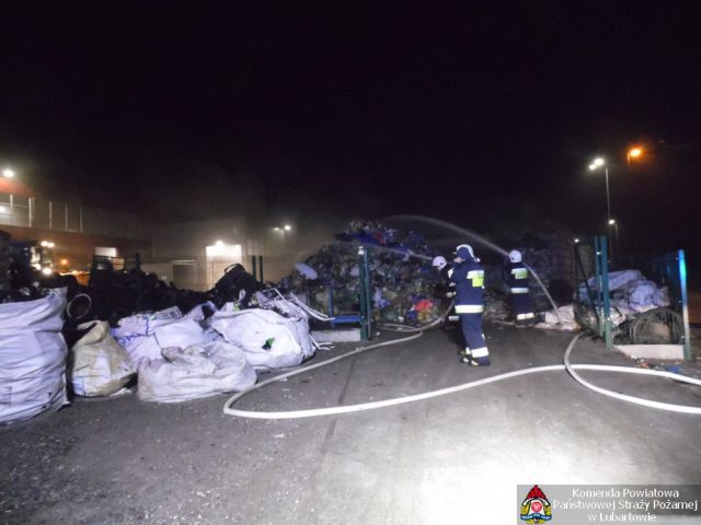 Nocny pożar w Zakładzie Zagospodarowywania Odpadów. Płonęła hałda przesortowanych śmieci (zdjęcia)