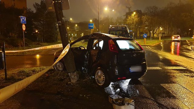 Przy wjeździe do komisariatu uderzył w słup latarni. Dwie osoby trafiły do szpitala (zdjęcia)