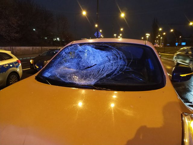Groźny wypadek na al. Witosa. Kompletnie pijany mężczyzna szedł pomiędzy pędzącymi autami (zdjęcia)