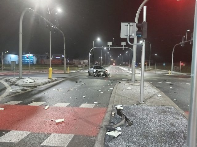 Poranne zderzenie dwóch aut na skrzyżowaniu. Sygnalizacja nie działała, jeden z kierowców wymusił pierwszeństwo (zdjęcia)
