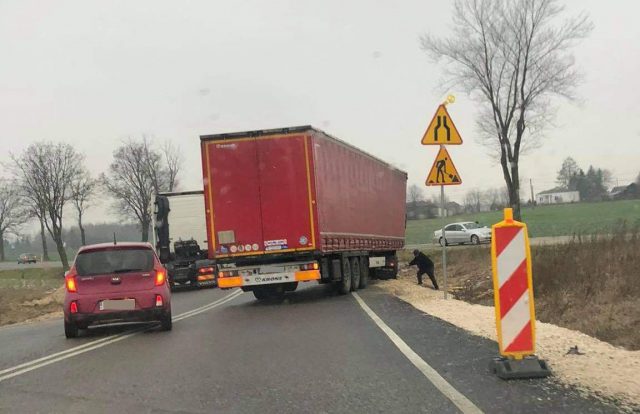 Kolejne zdarzenie na zjeździe z nowej trasy na starą drogę. Tym razem na poboczu utknęła ciężarówka (zdjęcia)