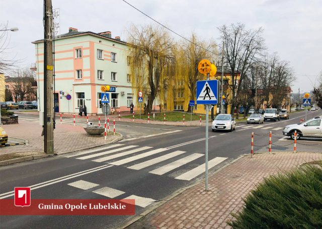 Piesi mają być bezpieczniejsi. Na przejściach w Opolu Lubelskim zamontowano ostrzegawczą sygnalizację (zdjęcia)