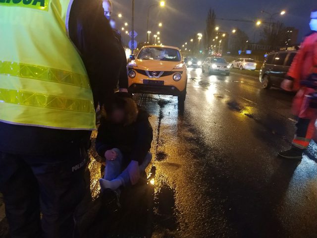 Groźny wypadek na al. Witosa. Kompletnie pijany mężczyzna szedł pomiędzy pędzącymi autami (zdjęcia)