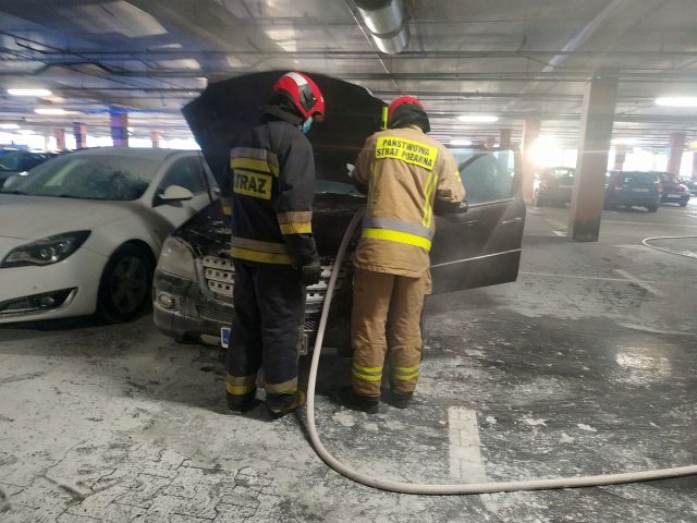 Pożar mercedesa na parkingu centrum handlowego. Auto niedawno wróciło od mechanika (zdjęcia, wideo)