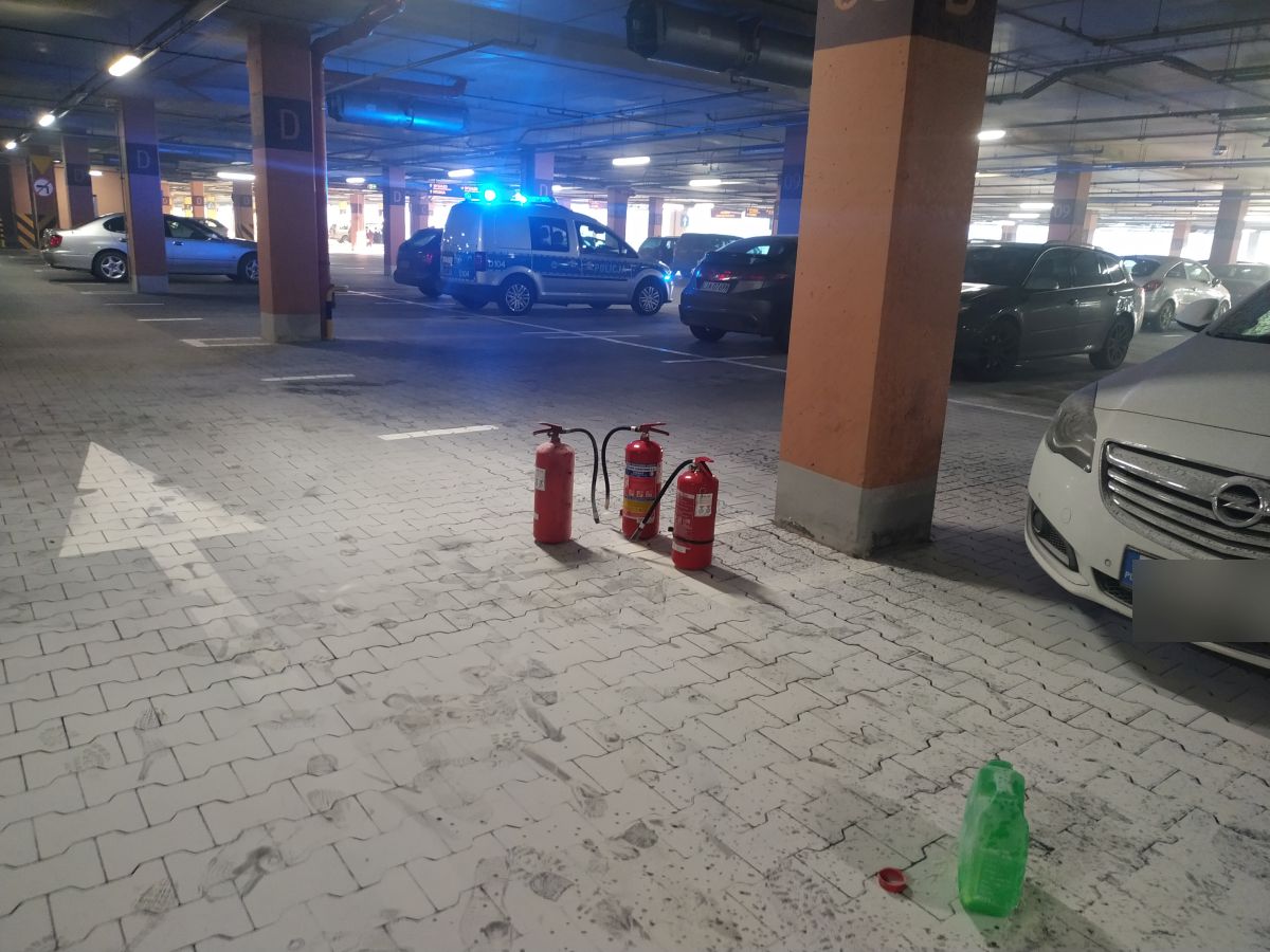 Pożar mercedesa na parkingu centrum handlowego. Auto
