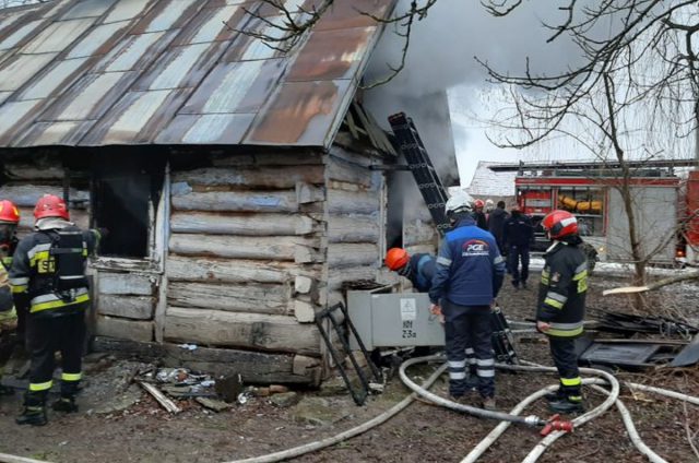 Dom stanął w płomieniach. W środku znaleziono zwłoki mężczyzny w starszym wieku (zdjęcia)