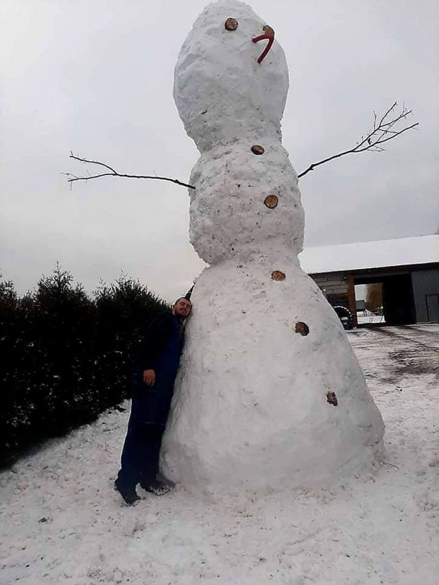 Śnieg wywołał radość u dzieci, ucieszył też wielu dorosłych. Powstał mający ponad 6 m wysokości bałwan (zdjęcia)