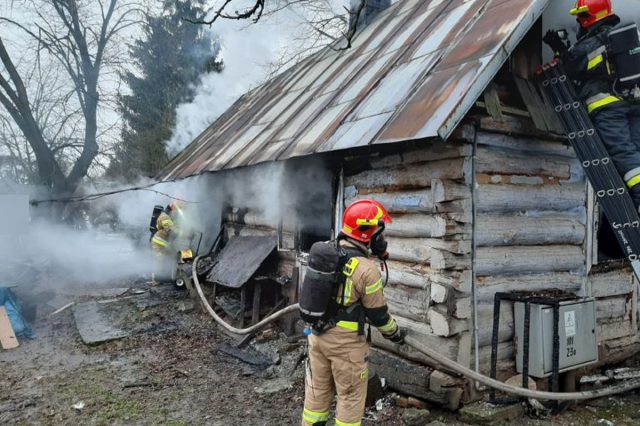 Dom stanął w płomieniach. W środku znaleziono zwłoki mężczyzny w starszym wieku (zdjęcia)