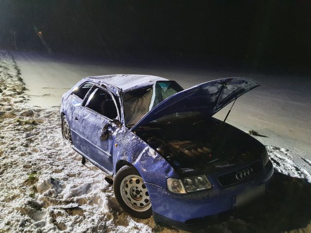 Straciła panowanie nad pojazdem. Audi spadło ze skarpy i dachowało (zdjęcia)