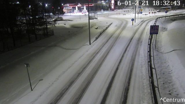 Trudne warunki na drogach regionu. Nawierzchnie są białe i śliskie, śniegu wciąż przybywa (zdjęcia)