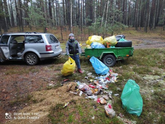 Leśnicy chwalą Leona. Chłopiec namówił ojca do posprzątania lasu, w ślad za nimi poszły kolejne osoby (zdjęcia)