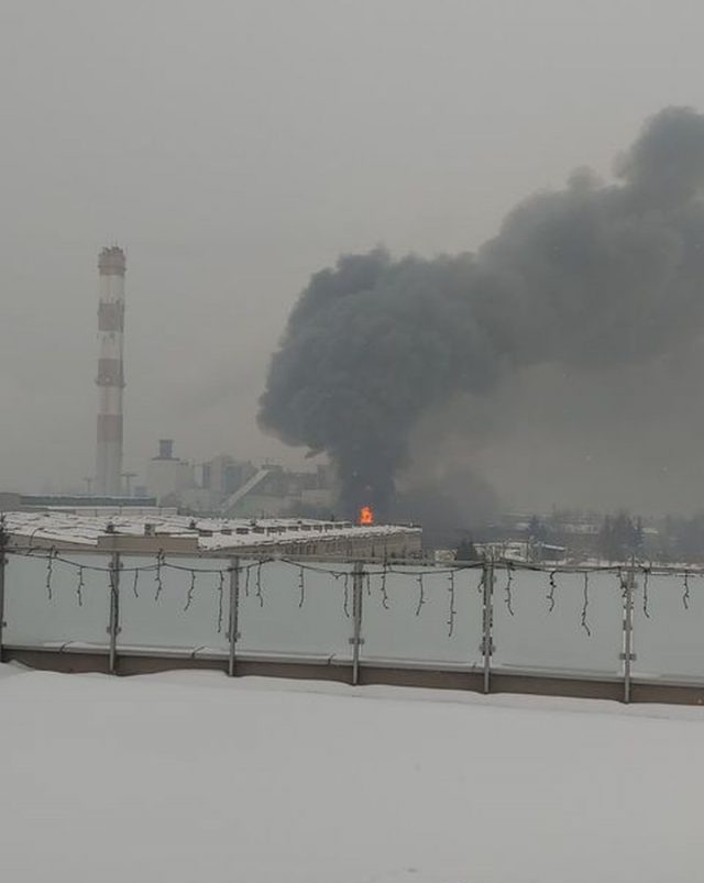 Płonie hala ze sprzętem AGD. Dym widoczny jest z wielu kilometrów (zdjęcia, wideo)