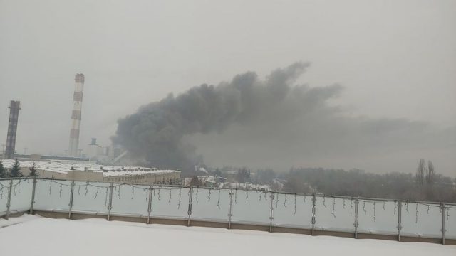 Płonie hala ze sprzętem AGD. Dym widoczny jest z wielu kilometrów (zdjęcia, wideo)