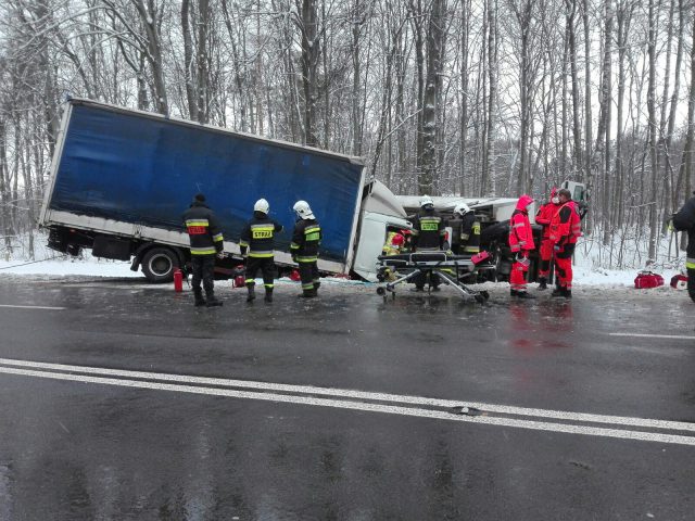 Groźny wypadek na trasie Lublin – Zamość. Trwa akcja ratunkowa po zderzeniu dwóch ciężarówek (zdjęcia)