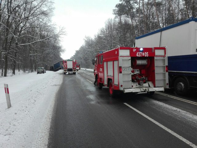 Groźny wypadek na trasie Lublin – Zamość. Trwa akcja ratunkowa po zderzeniu dwóch ciężarówek (zdjęcia)