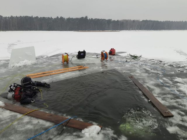 Doskonalą swoje umiejętności, aby skutecznie nieść pomoc osobom, pod którymi załamie się lód (zdjęcia)