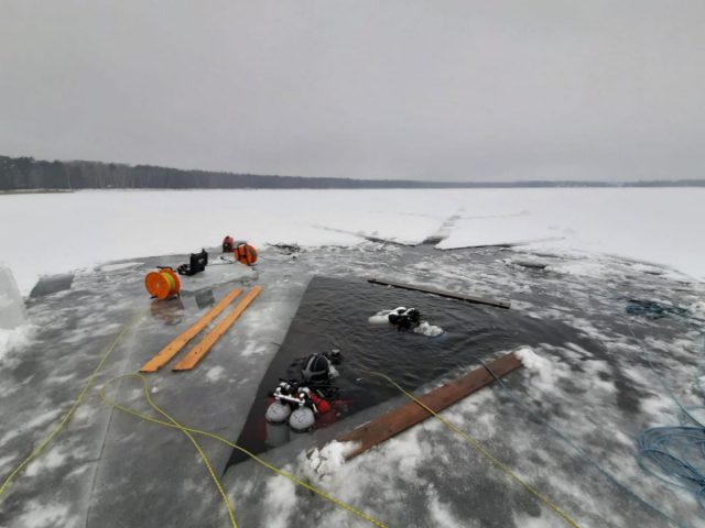 Doskonalą swoje umiejętności, aby skutecznie nieść pomoc osobom, pod którymi załamie się lód (zdjęcia)