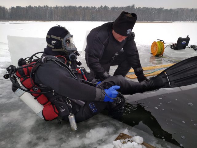 Doskonalą swoje umiejętności, aby skutecznie nieść pomoc osobom, pod którymi załamie się lód (zdjęcia)