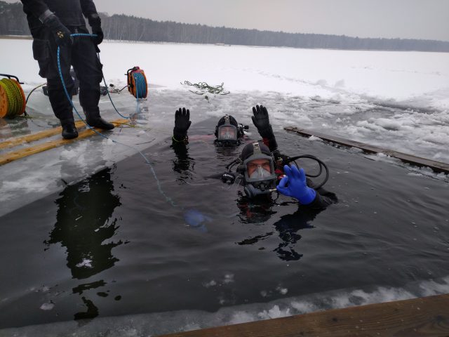 Doskonalą swoje umiejętności, aby skutecznie nieść pomoc osobom, pod którymi załamie się lód (zdjęcia)