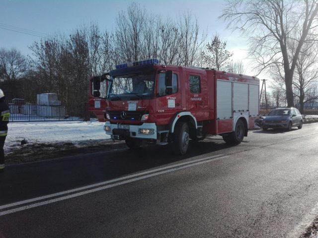 Wjechała volkswagenem w stojącą ciężarówkę. Na miejscu pracują służby ratunkowe (zdjęcia)