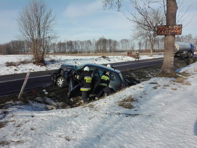 Wjechała volkswagenem w stojącą ciężarówkę. Na miejscu pracują służby ratunkowe (zdjęcia)