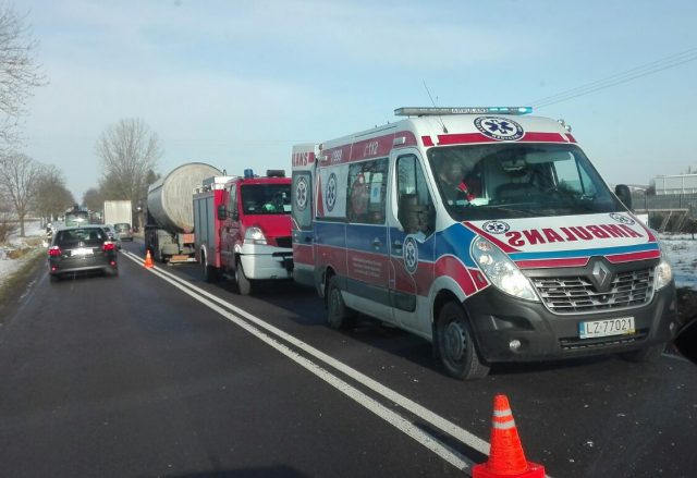 Wjechała volkswagenem w stojącą ciężarówkę. Na miejscu pracują służby ratunkowe (zdjęcia)