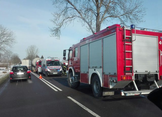 Wjechała volkswagenem w stojącą ciężarówkę. Na miejscu pracują służby ratunkowe (zdjęcia)