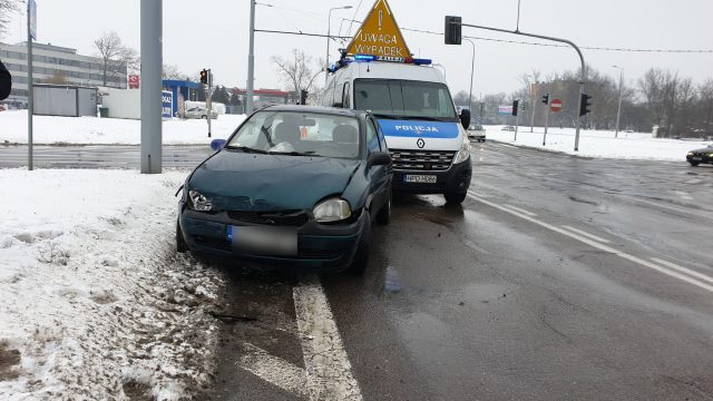 Wjechała na czerwonym, zderzyła się z peugeotem. Całe zdarzenie zostało nagrane (zdjęcia, wideo)